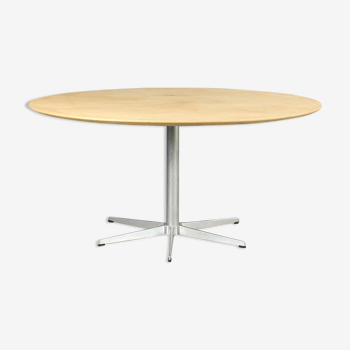 Table à manger modèle A 826 Arne Jacobsen
