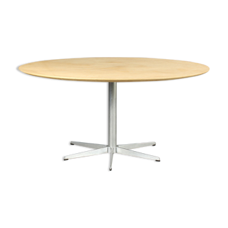 Table à manger modèle A 826 Arne Jacobsen