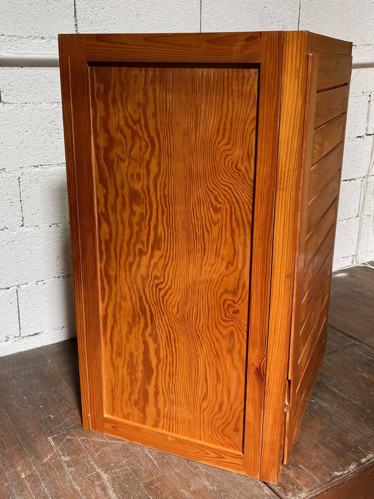 Meuble de rangement en pin par Pierre Gautier Delaye vintage années 1950