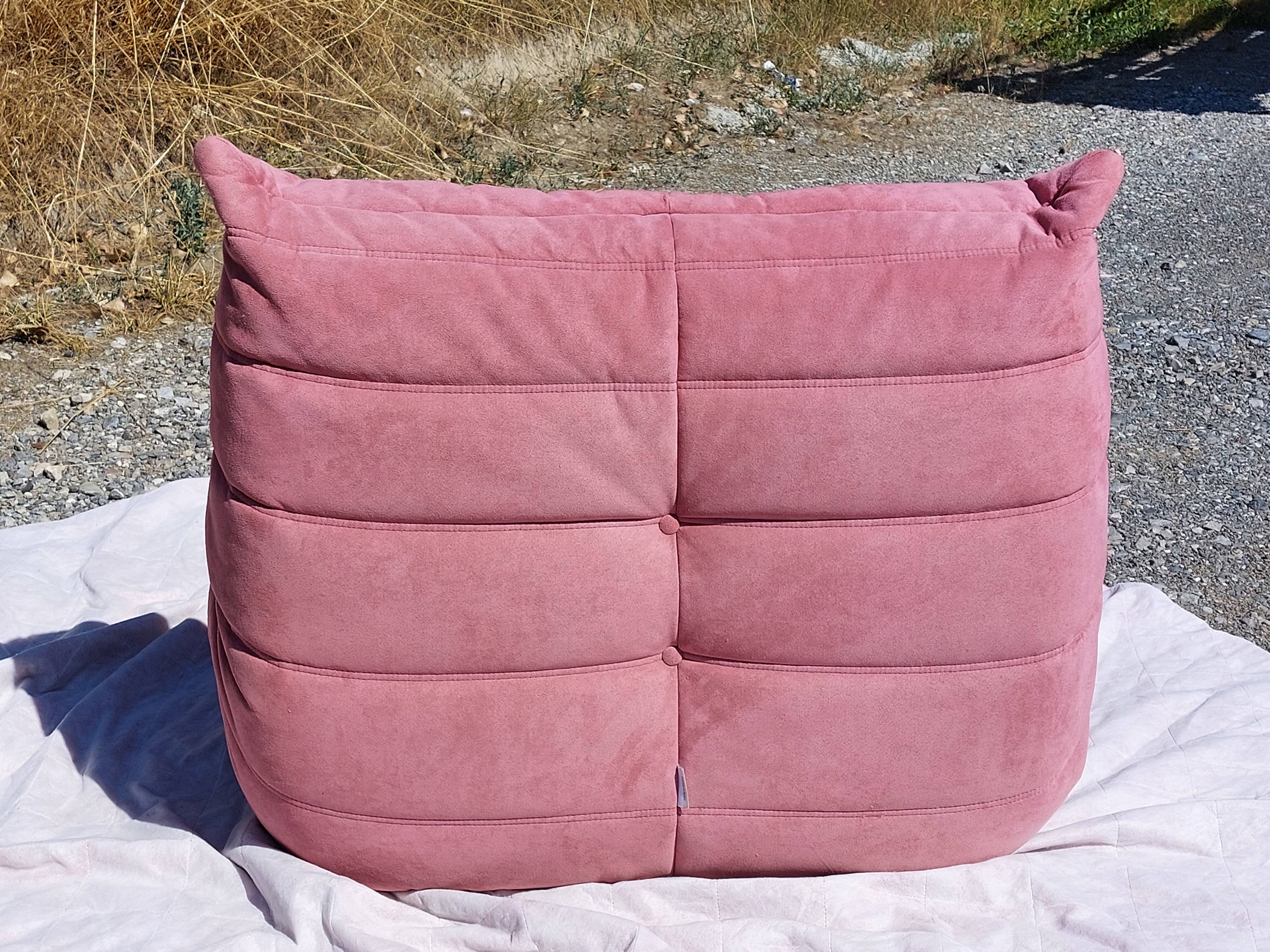 Chauffeuse Togo en velours vieux rose - Ligne Roset