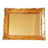 Petit miroir en bois doré.