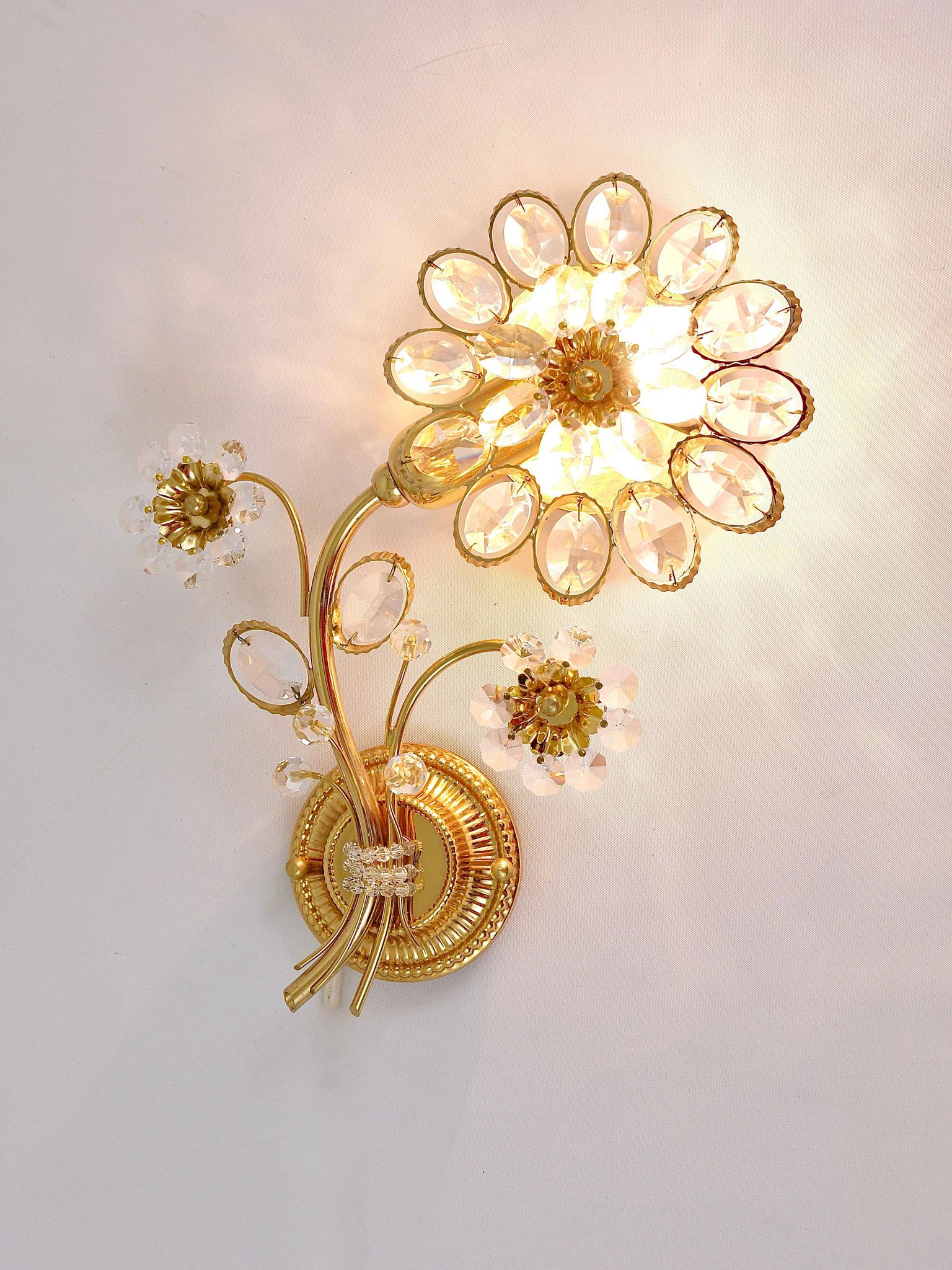 Pair of wall sconces flower in crystal with gilded brass by Ernst Palme, Palwa Germany, 1970s.