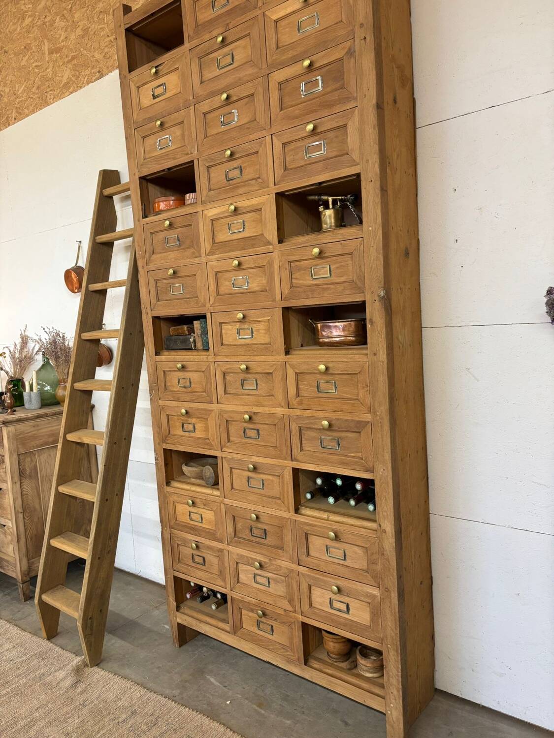 Notary cabinet with drawers