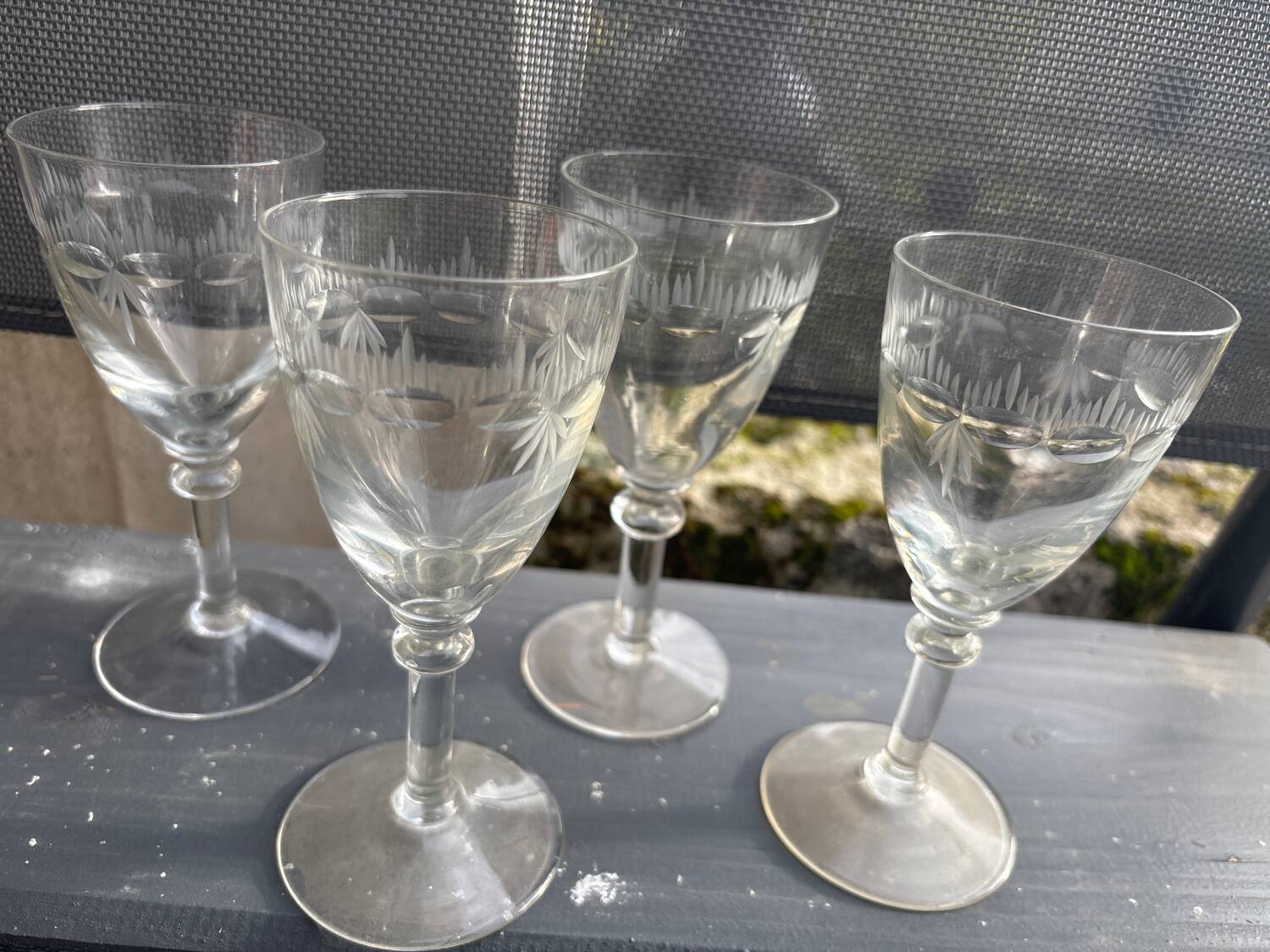 4 wine glasses