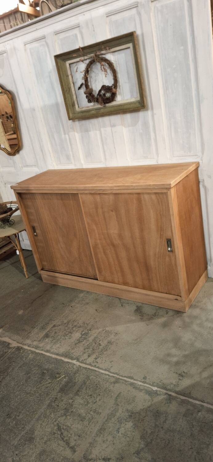 Meuble de métier à portes coulissantes