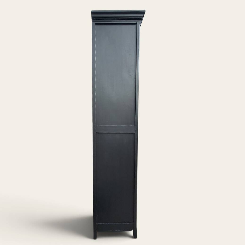 Armoire parisienne noire vitrée rénovée