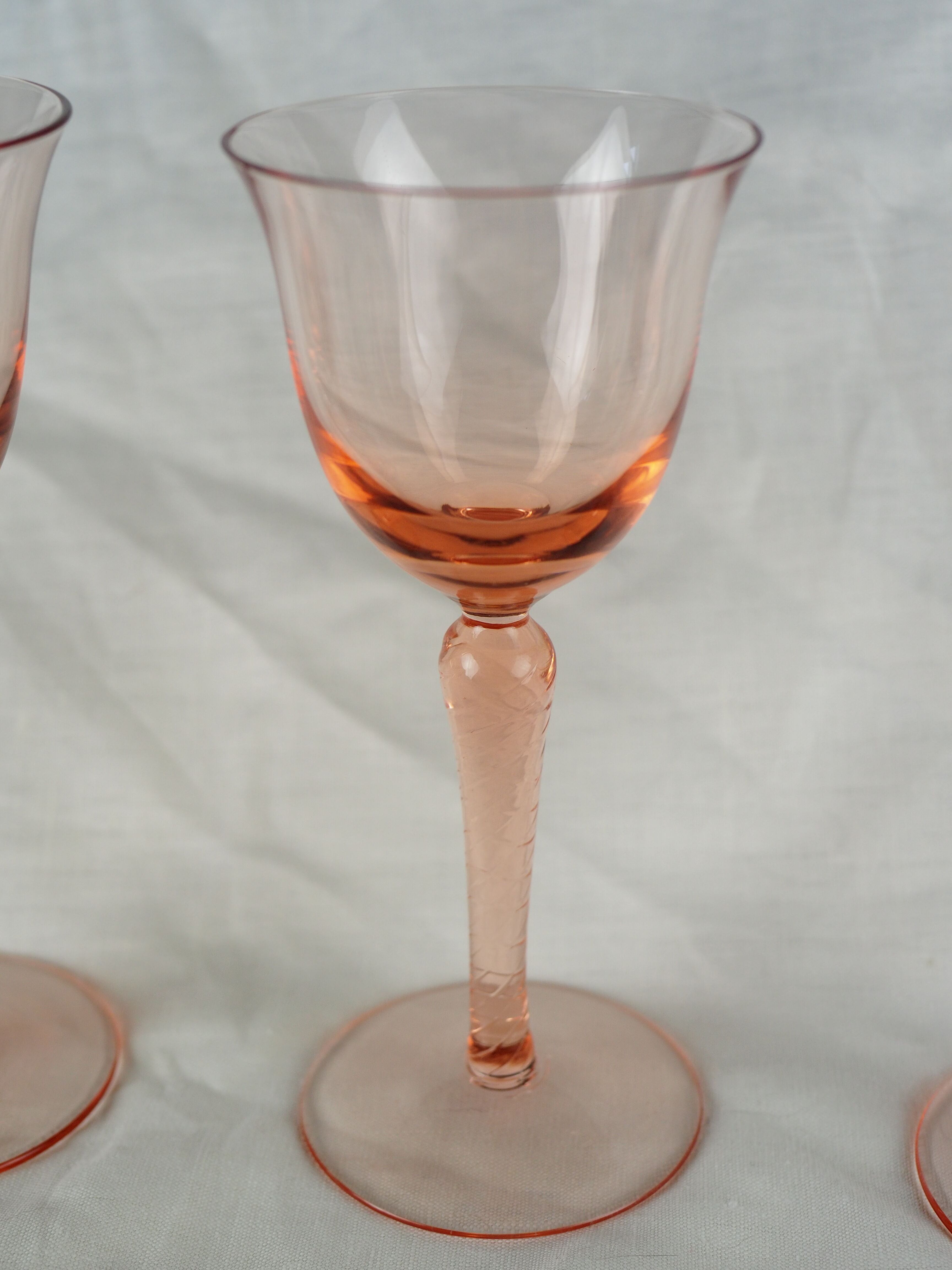 Set of 4 pink rosé glasses with twisted foot - 70s / 80s