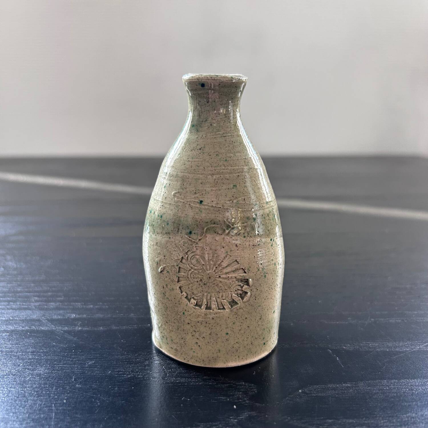 Single-flower vase with shell decoration