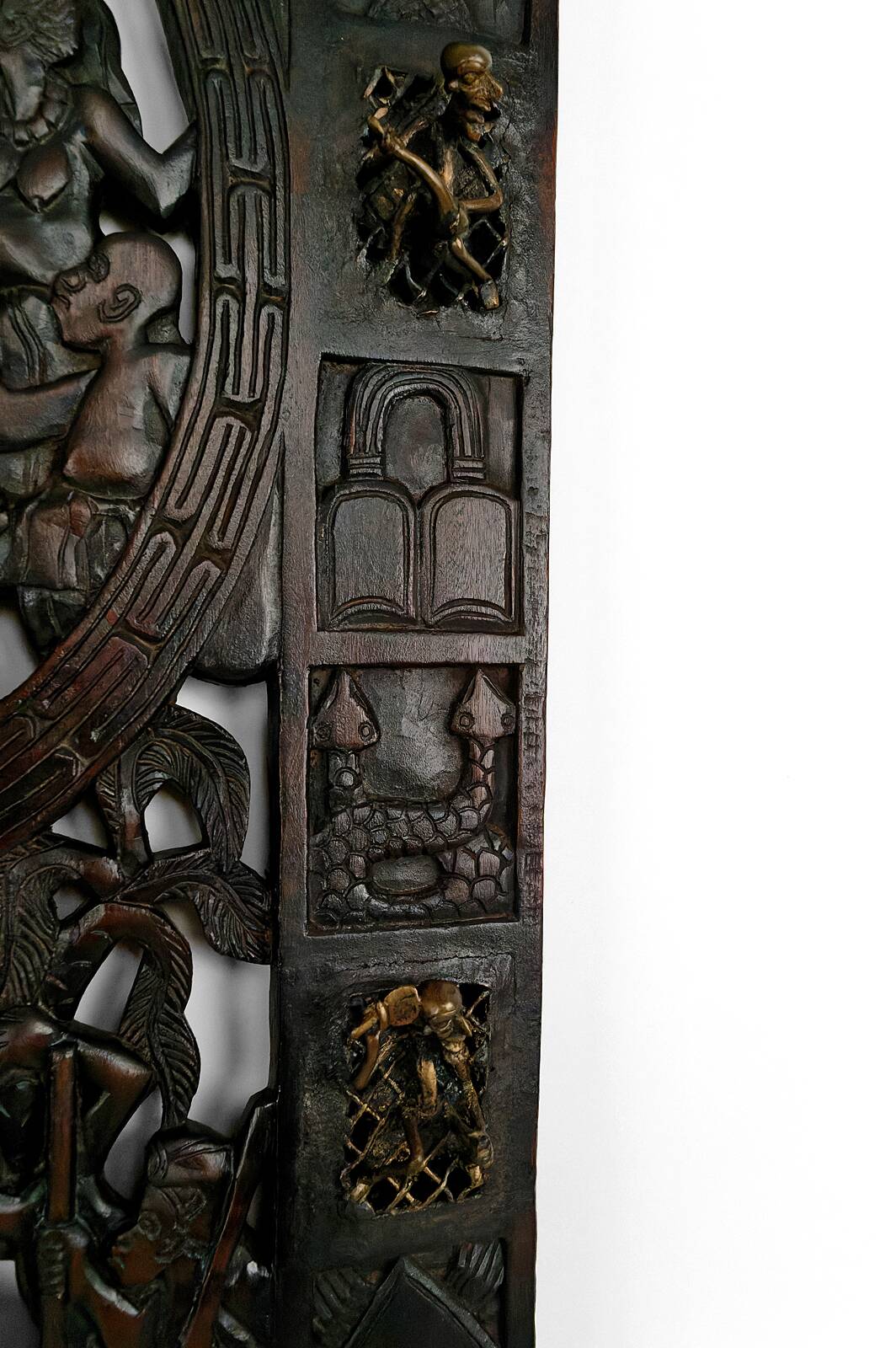 African door in carved wood and bronze of village chief Baboun, Cameroon, early 20th century