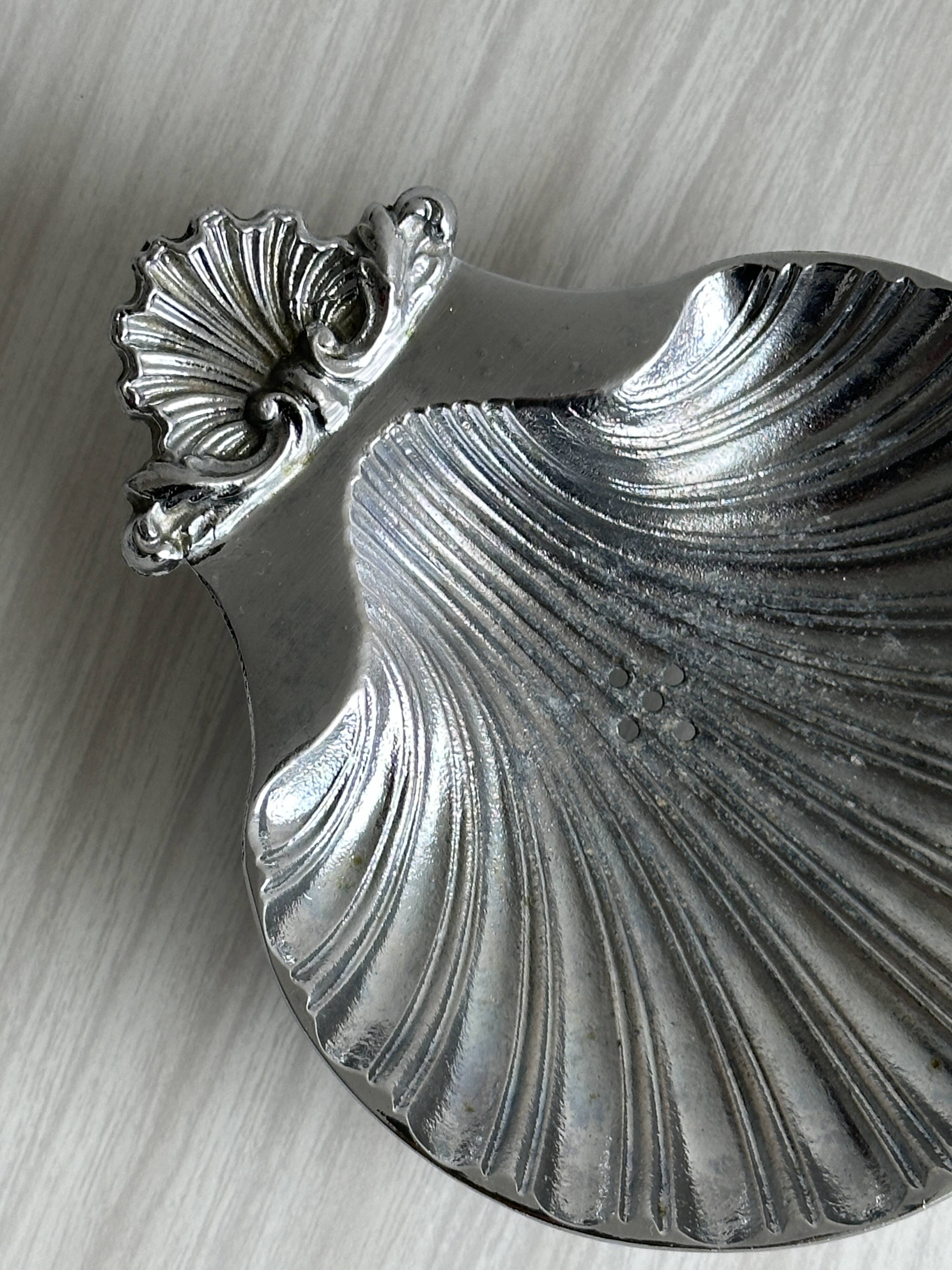 Porte-savon en métal argenté en forme de coquillage