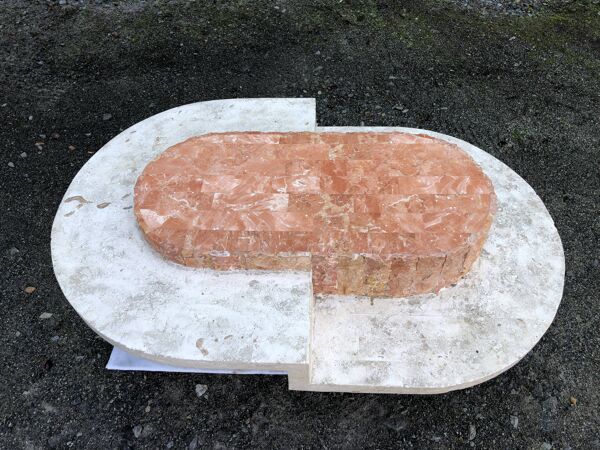 Table basse vintage design asymétrique en pierres de Mactan travertin de Magnussen ponte.