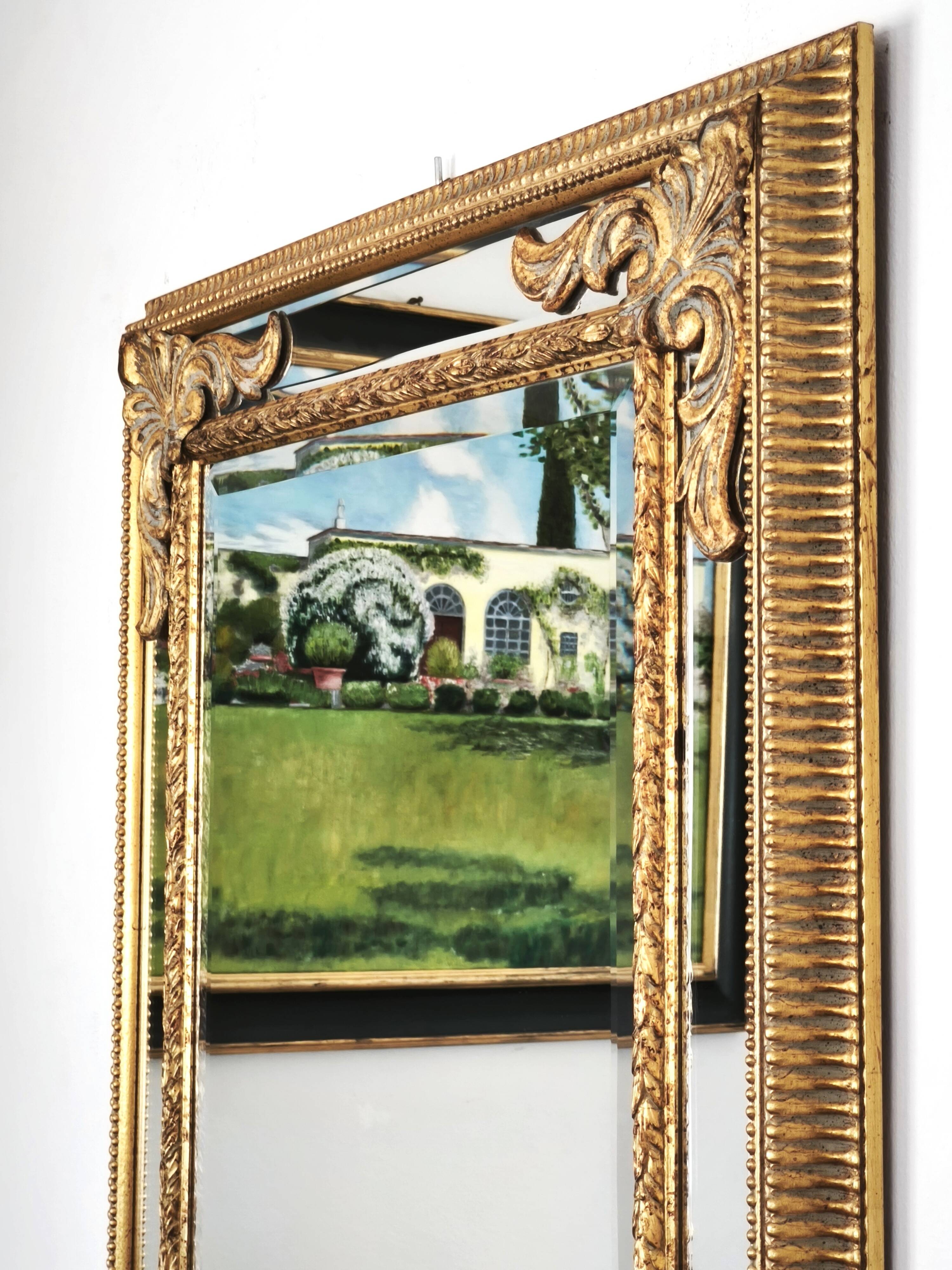 Grand miroir italien doré en bois à verre biseauté