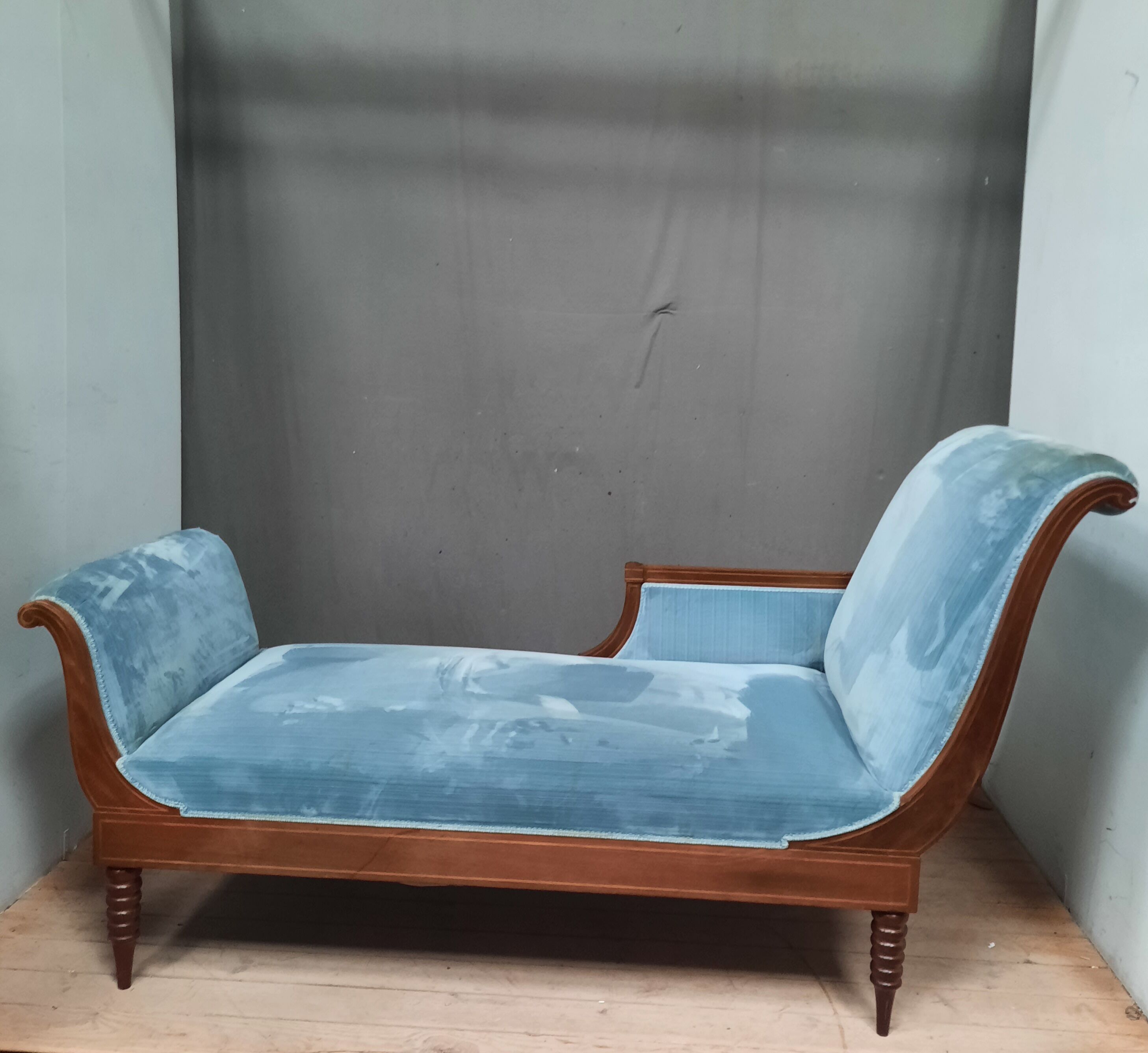 Meridienne in mahogany and blue velvet