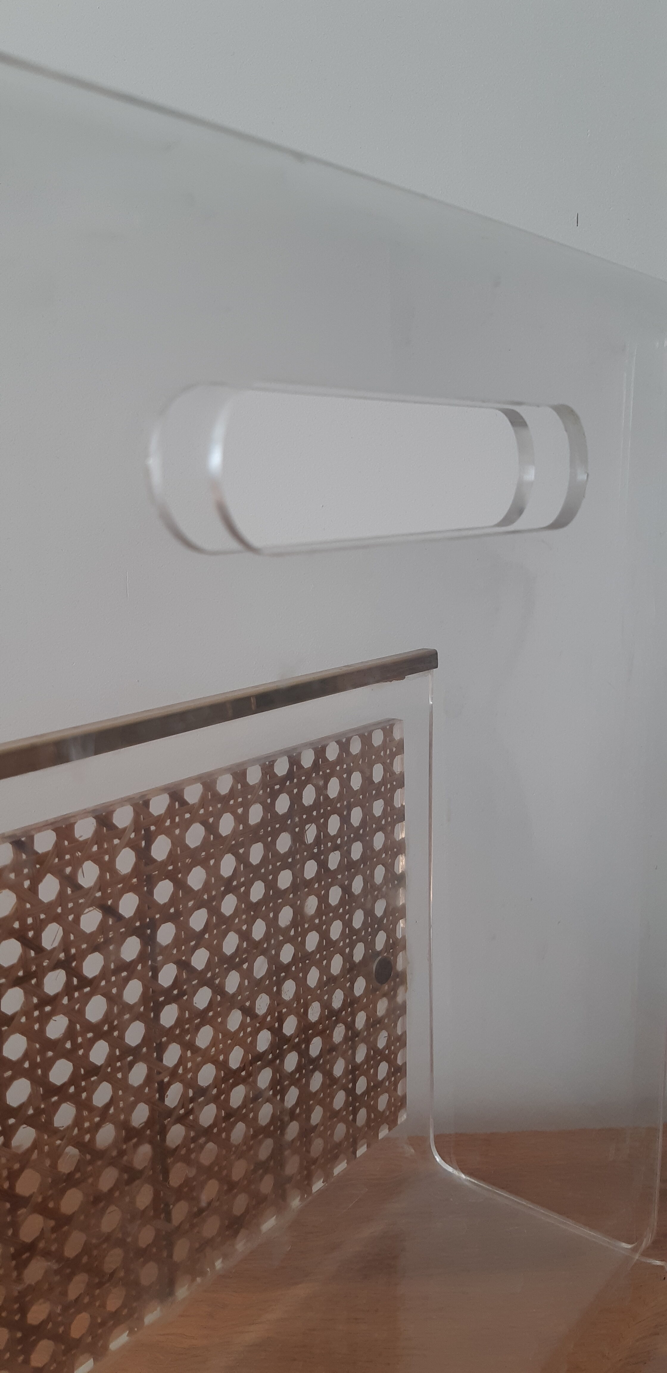 Porte revue en plexiglas à décor de cannage