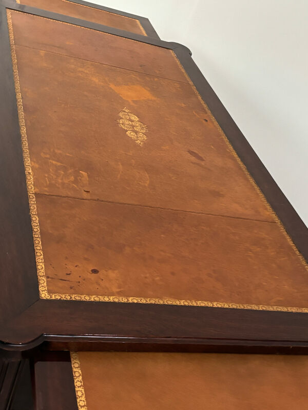 Bureau style Empire en acajou et cuir doré