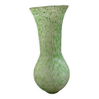 Vase en pate de verre avec col evase et tons verts plumetis