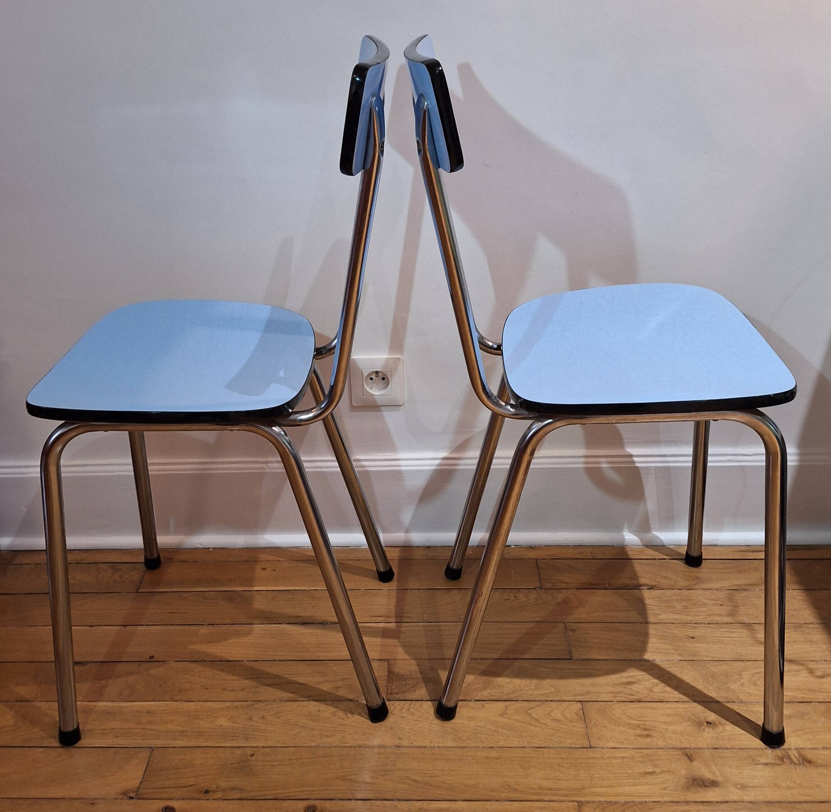 Table et chaises formica bleu