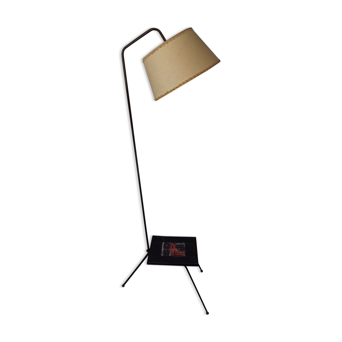 Tripod floor lamp