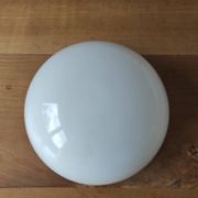 Demi-globe en opaline blanche hauteur 10 cm