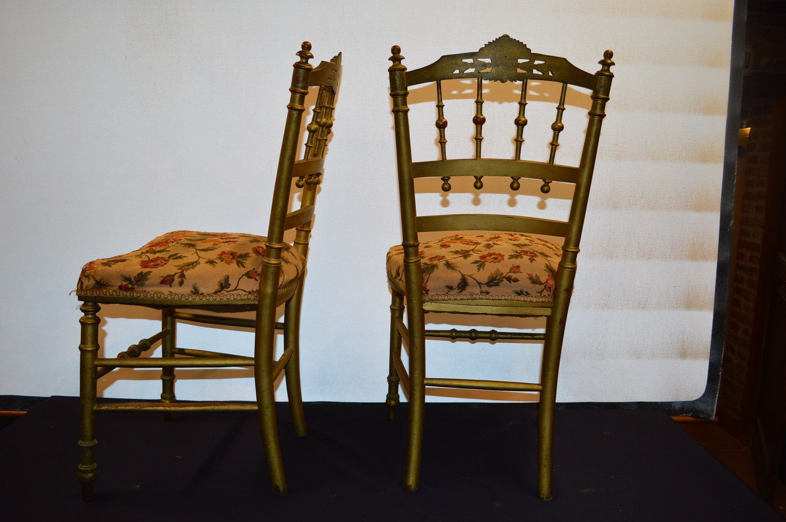 2 chaises en bois doré