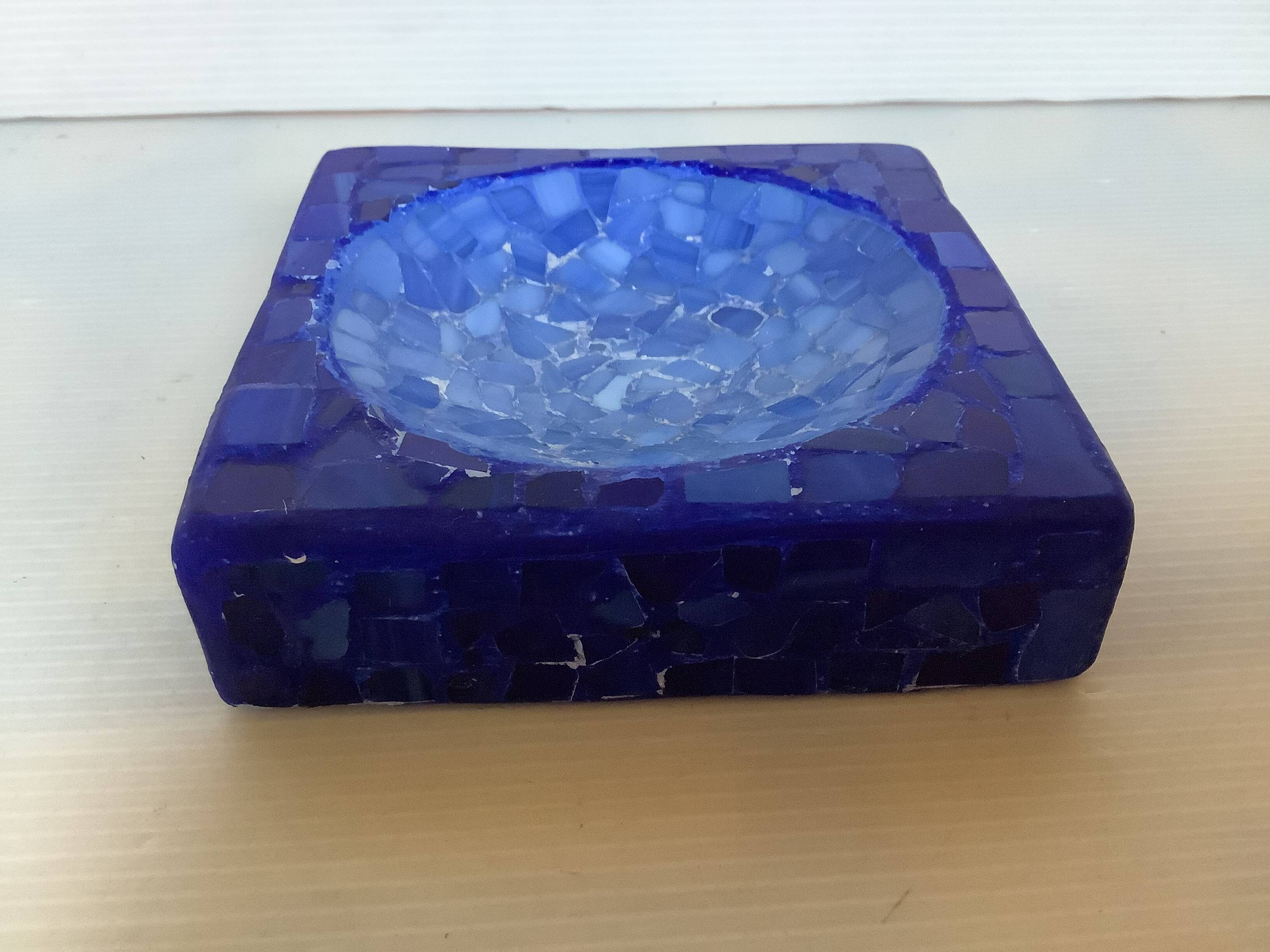 Blue mosaic pocket emptier