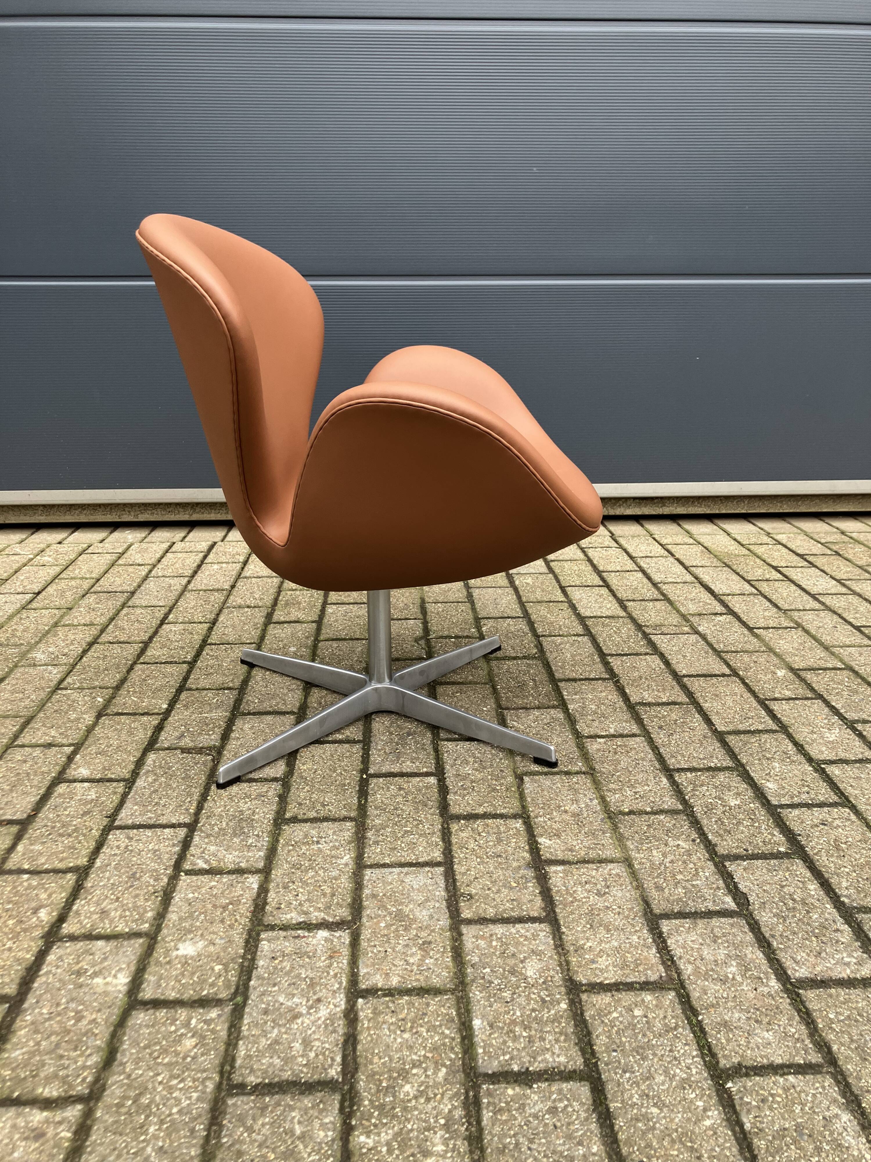 Fritz Hansen Swan chair by Arne Jacobsen in Cognac leather, NEW condition!!