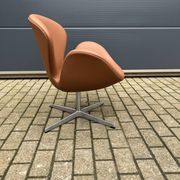 Fritz Hansen Swan chair by Arne Jacobsen in Cognac leather, NEW condition!!