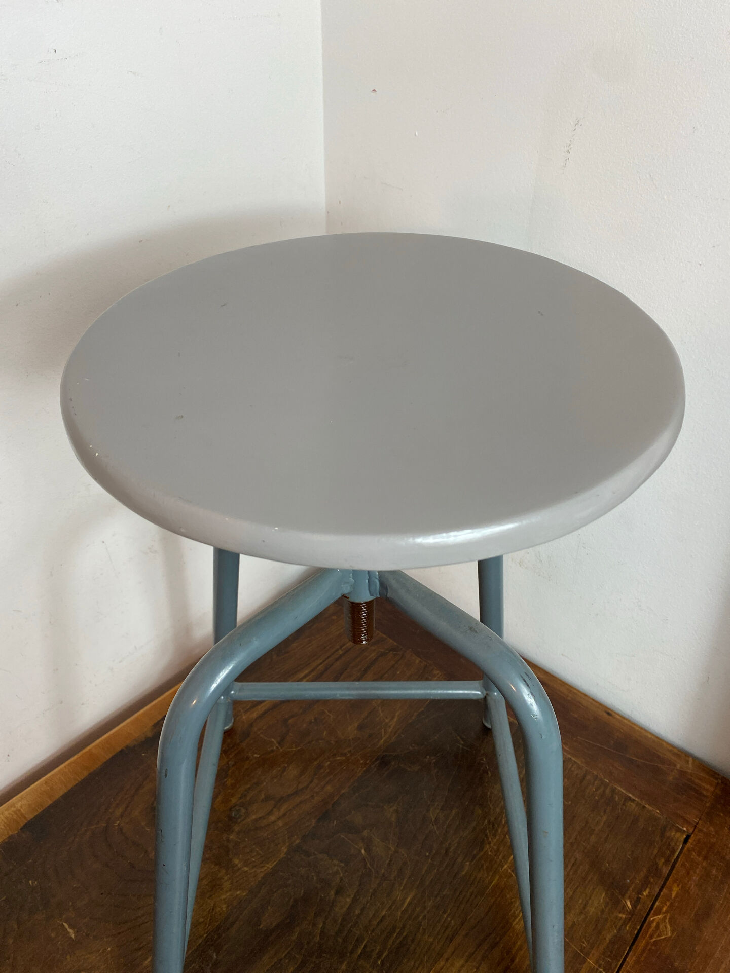 Adjustable height metal and wood workshop stool
