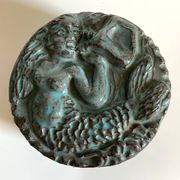 Boîte bonbonnière en céramique (grès) émaillée vert-bleu à décor d'une sirène Mi XXème