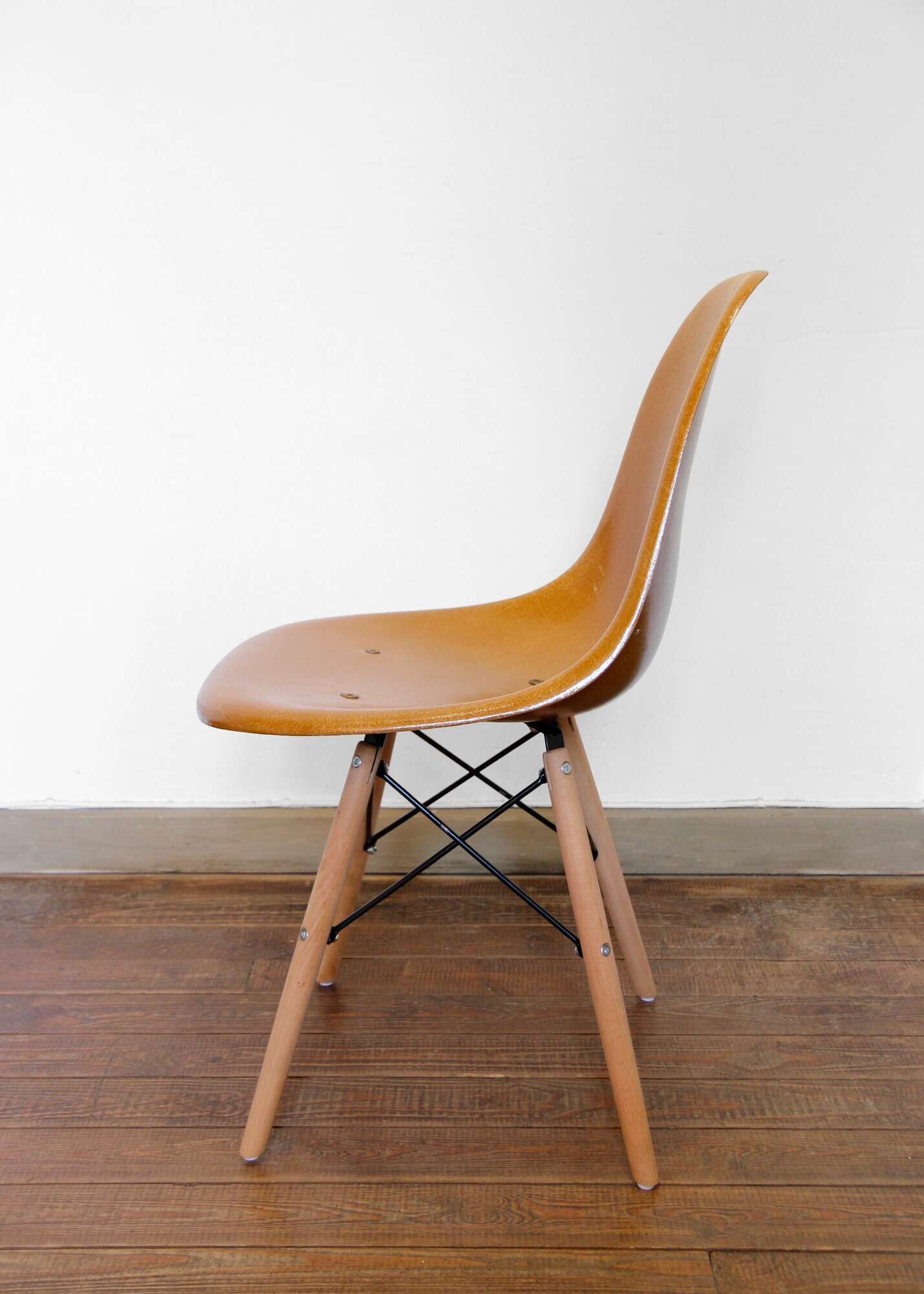Chaise DSW ochre dark par Charles et Ray Eames pour Herman Miller, années 60