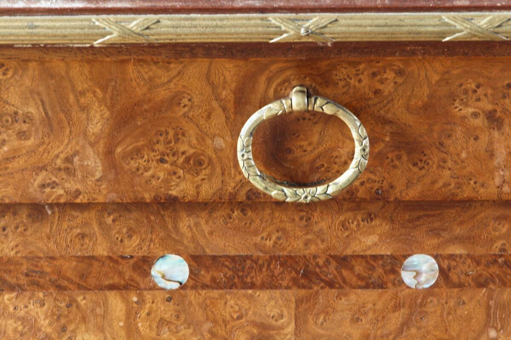 Table de chevet néoclassique, dans le goût anglais Regency Wedgewood