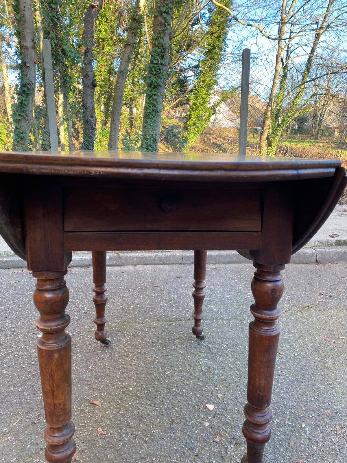 Oval extendable table with leaves Louis Philippe in solid wood, 19th century, with drawer.