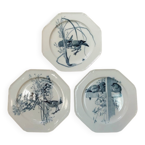 Lot de trois assiettes plates en terre de fer bleue