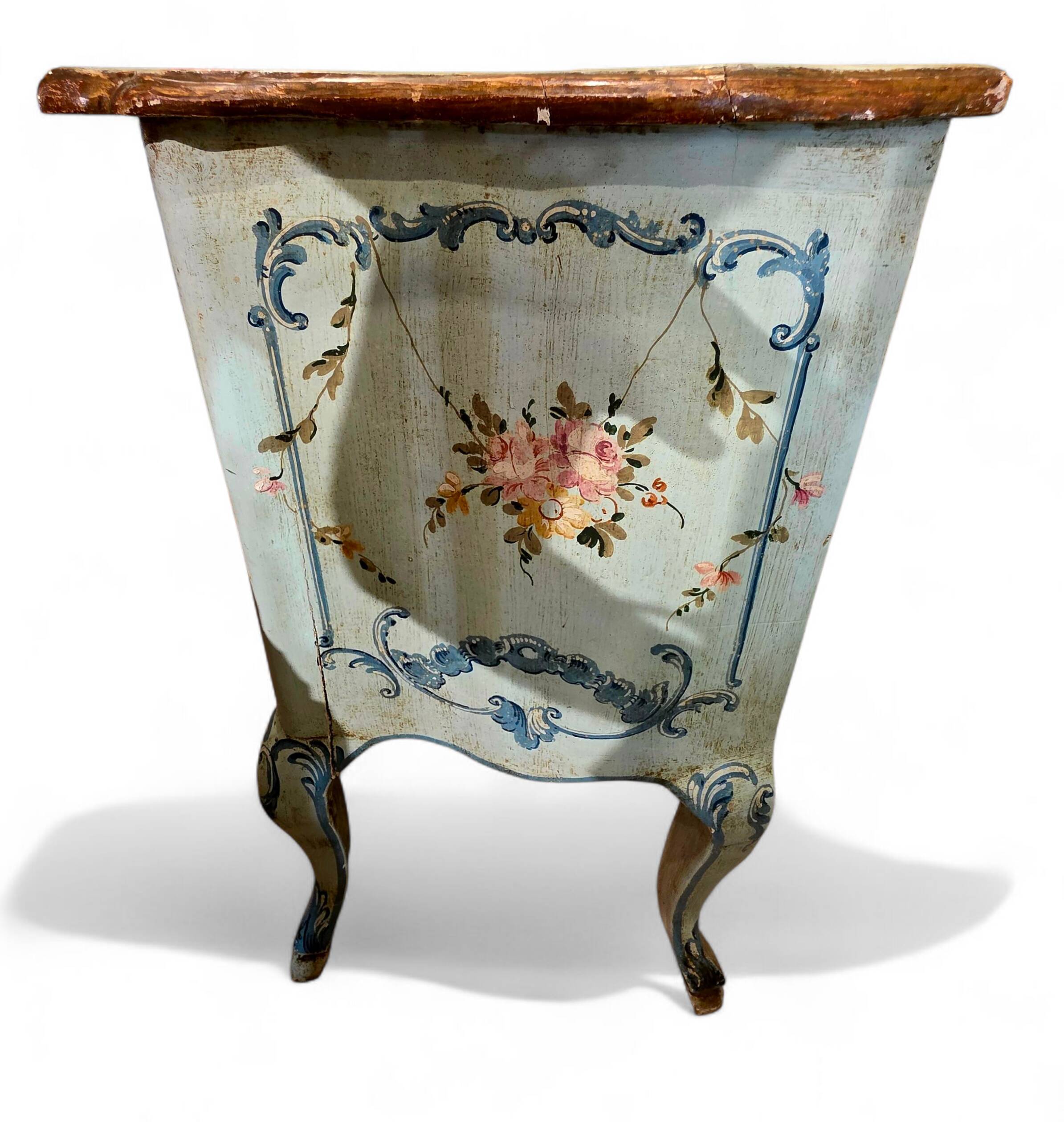 18th century Venetian chest of drawers