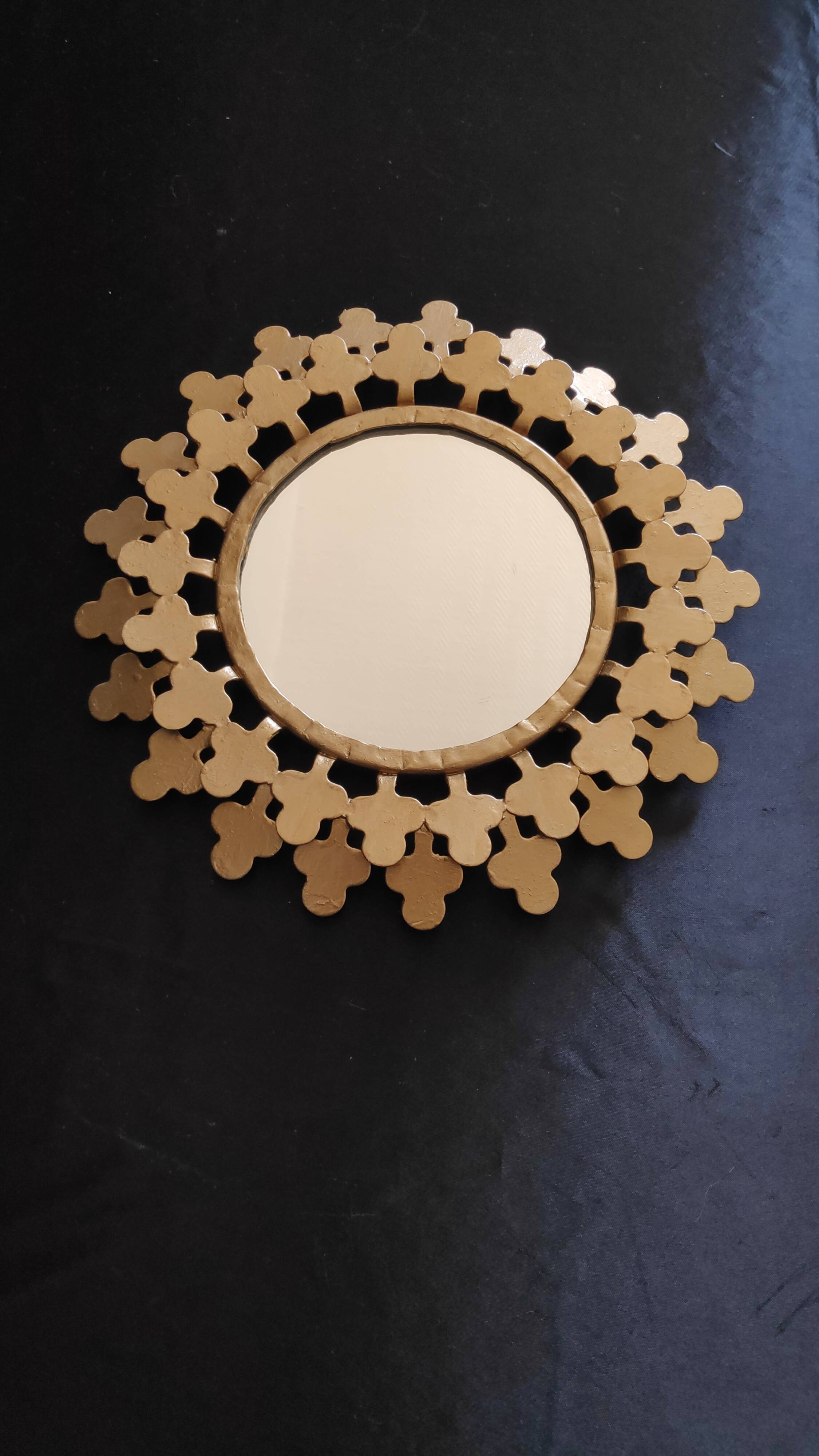 Miroir rond en métal doré