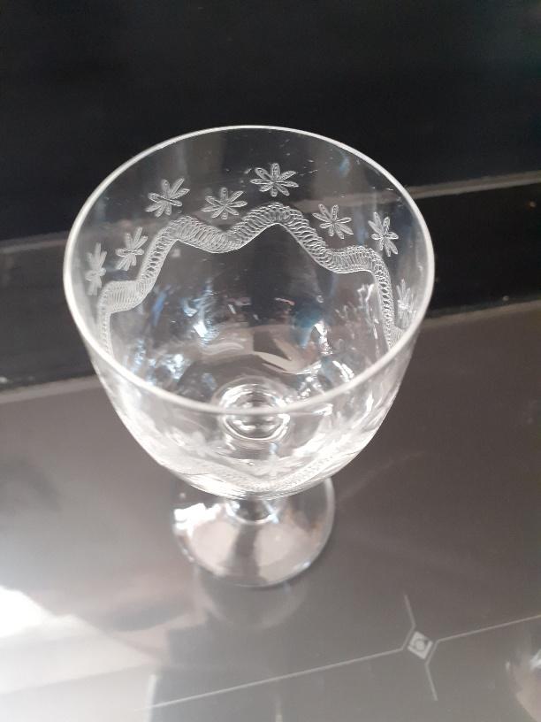 Batch of 9 engraved glasses