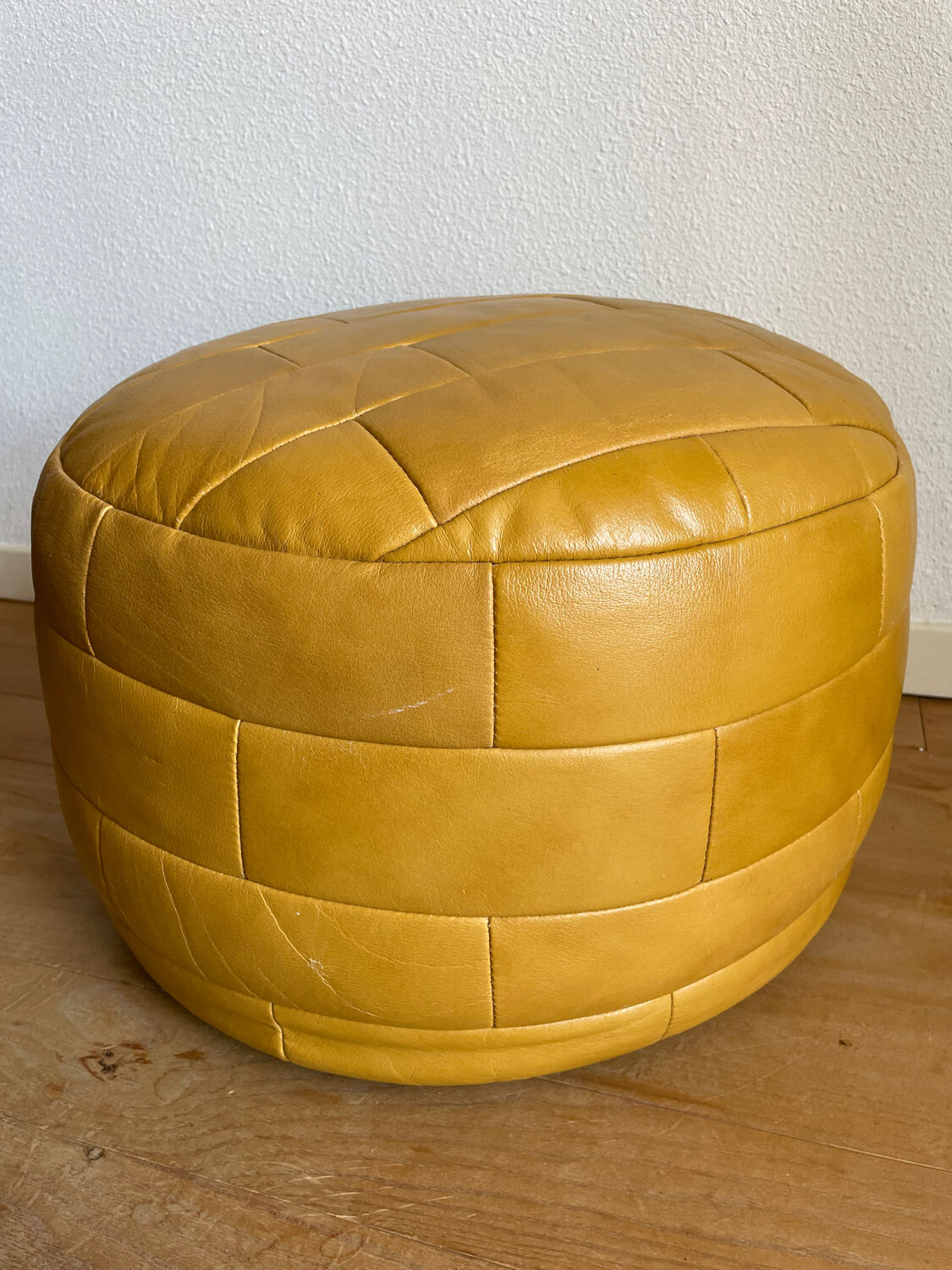 2 poufs moutarde patchwork en cuir de Sède