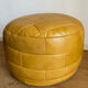 2 poufs moutarde patchwork en cuir de Sède