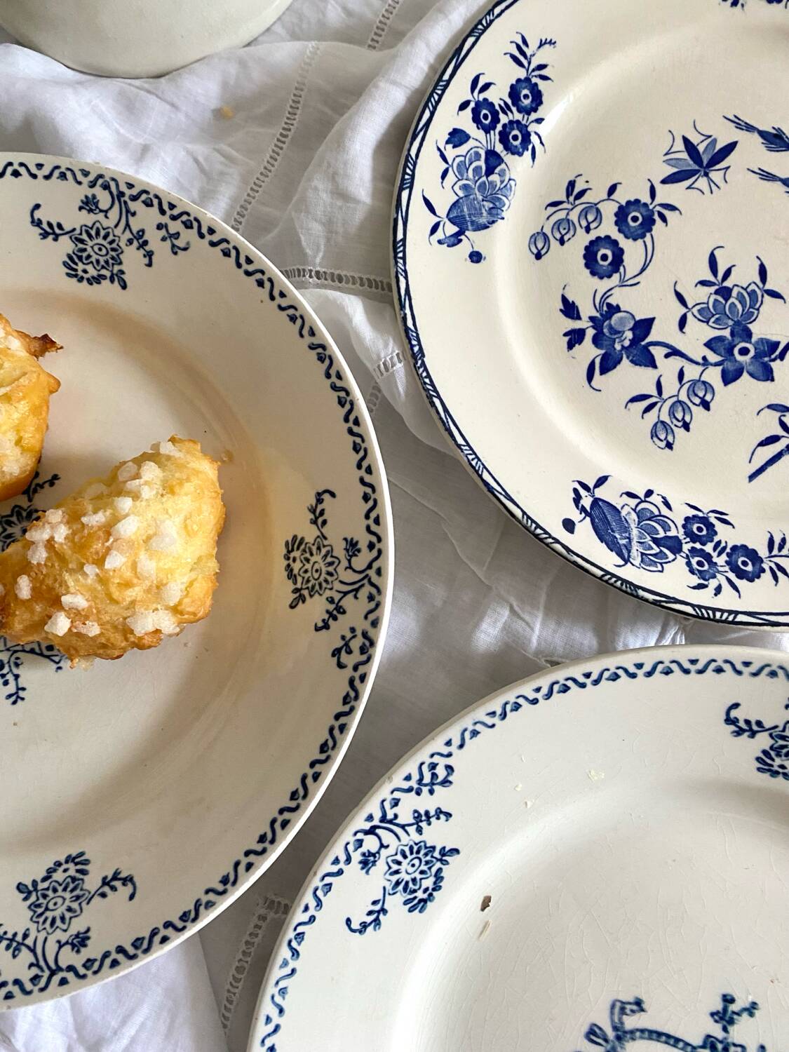 Assiettes à dessert Boch La Louvière Grand bouquet