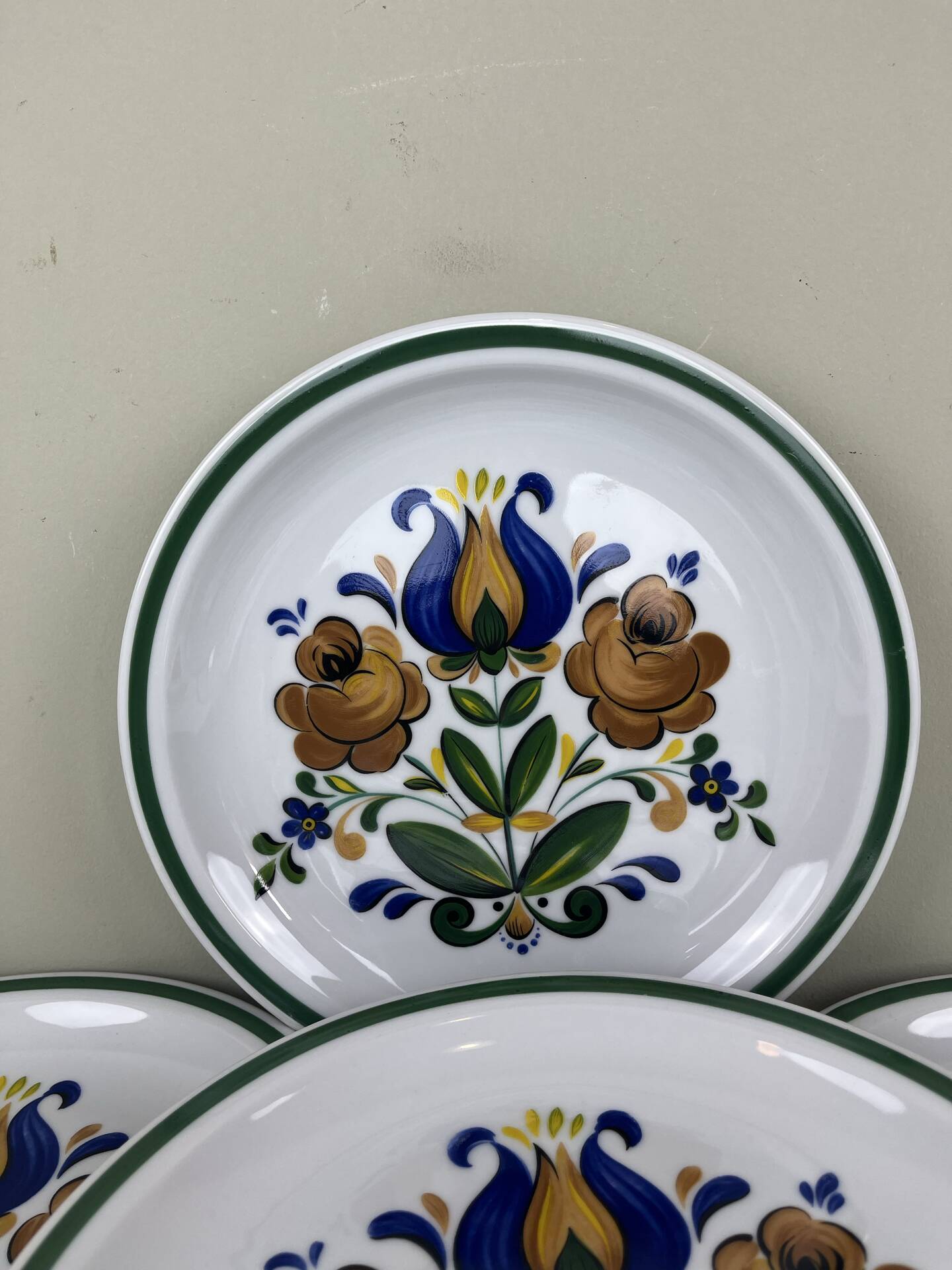 Decorated flat plates