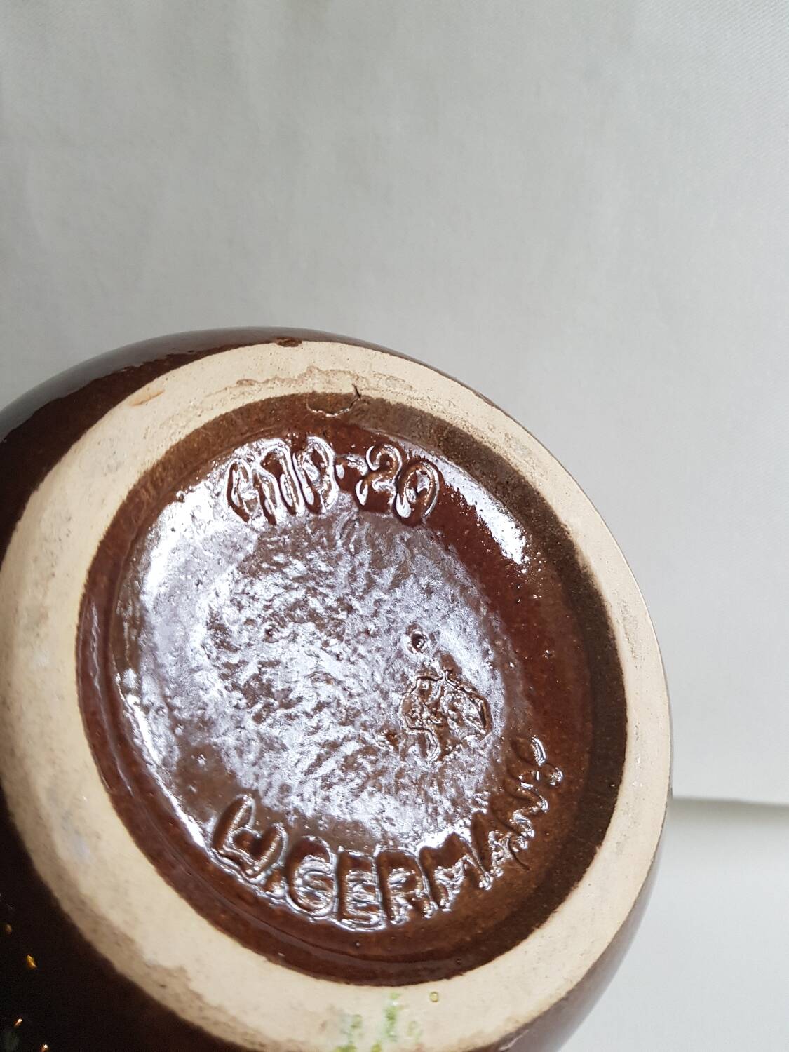 Vase cruche en céramique marron numéroté d'Allemagne de l'Ouest à décor de fruits rouges