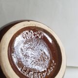 Vase cruche en céramique marron numéroté d'Allemagne de l'Ouest à décor de fruits rouges