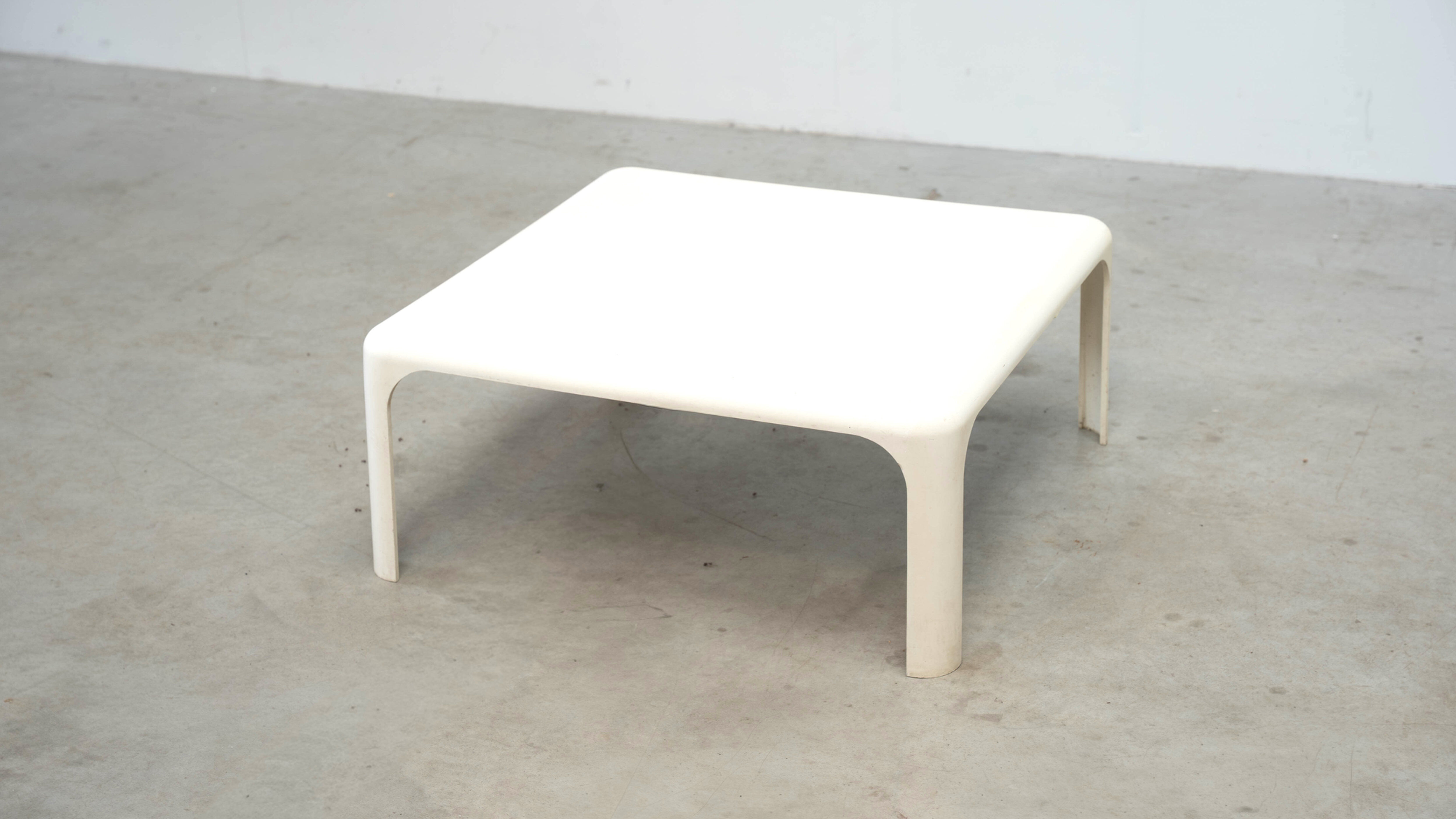 Table basse par Vico Magistretti pour Artemide