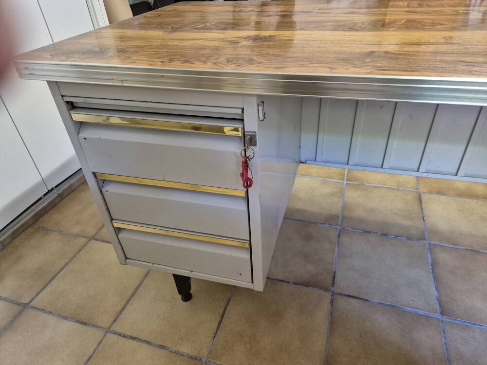 Bureau Atal de style industriel années 70