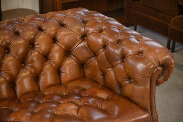 Canapé Chesterfield en cuir fauve capitonné
