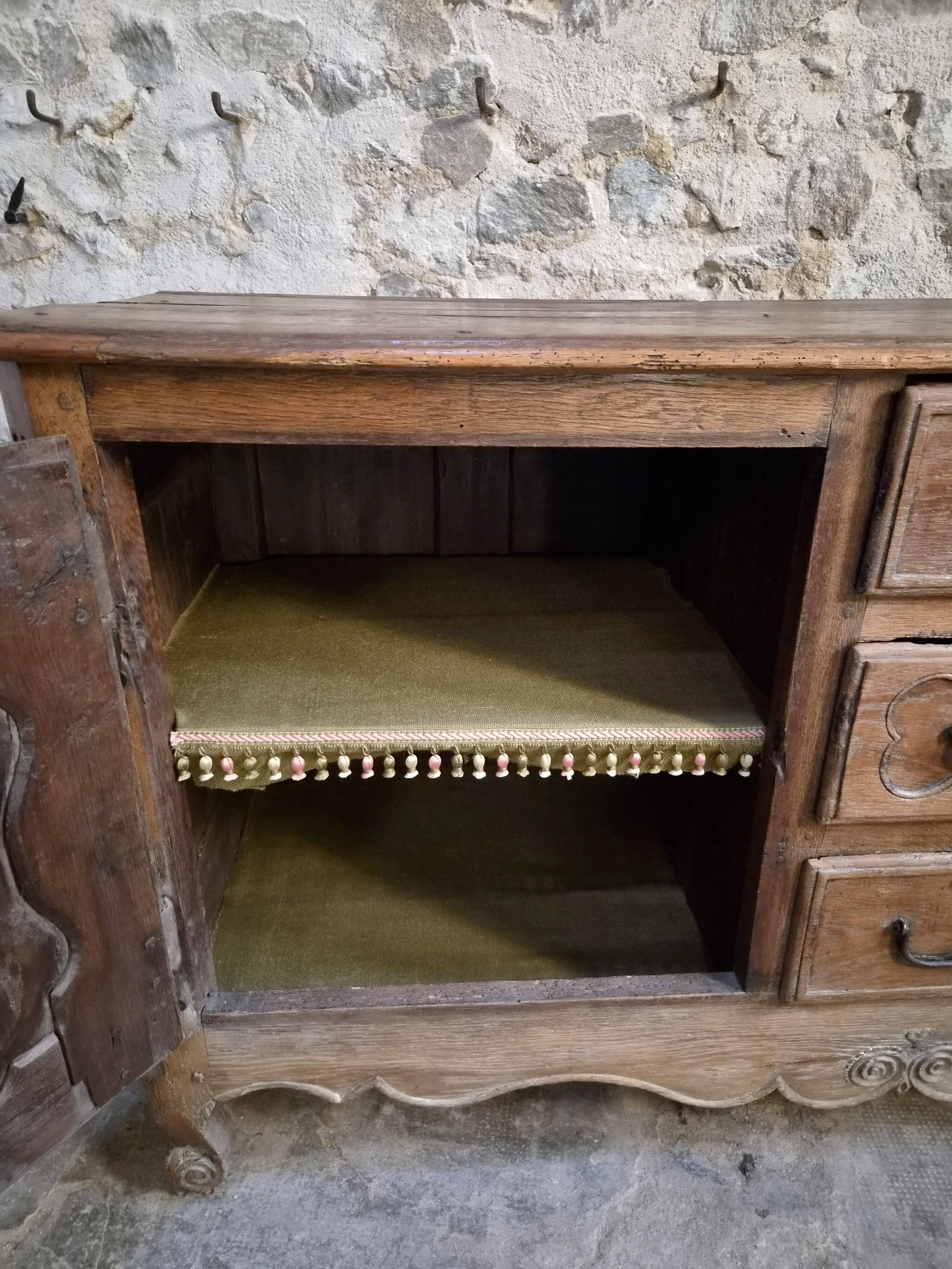 Grand oak buffet from the 18th century, Auvergne