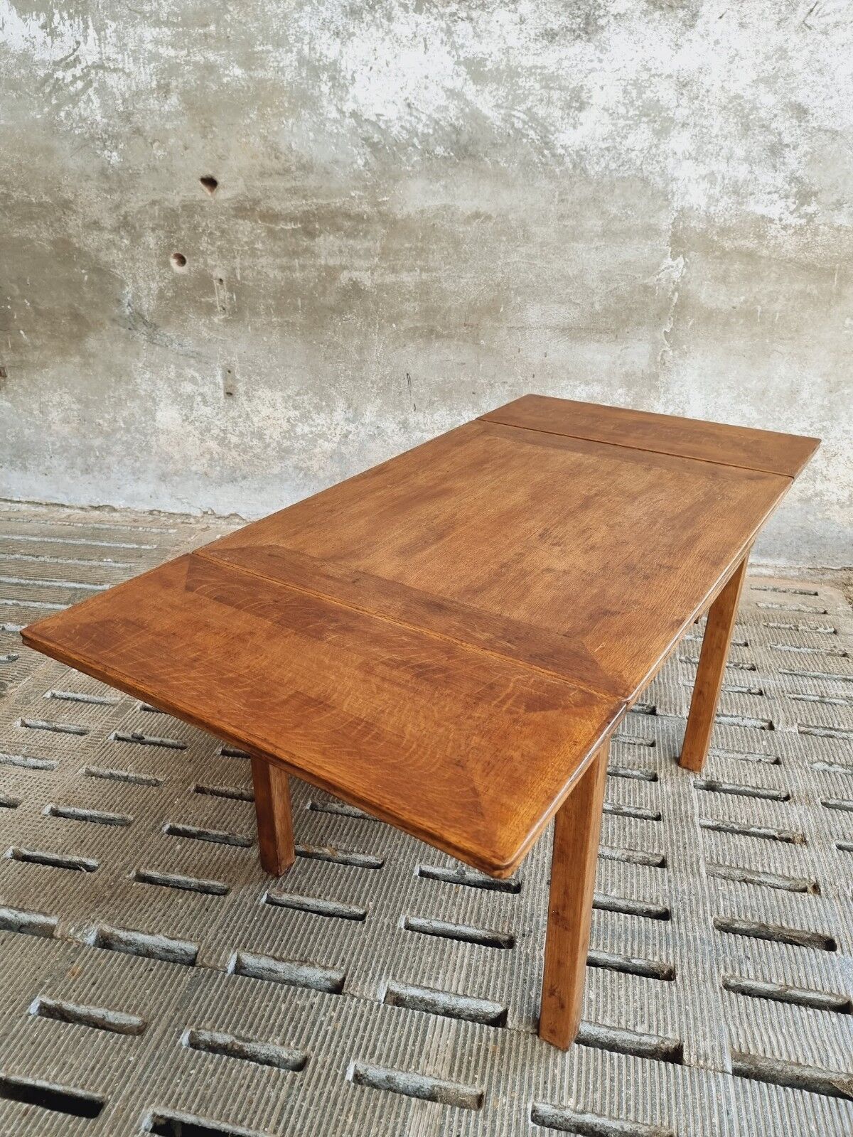 Dining table extendable