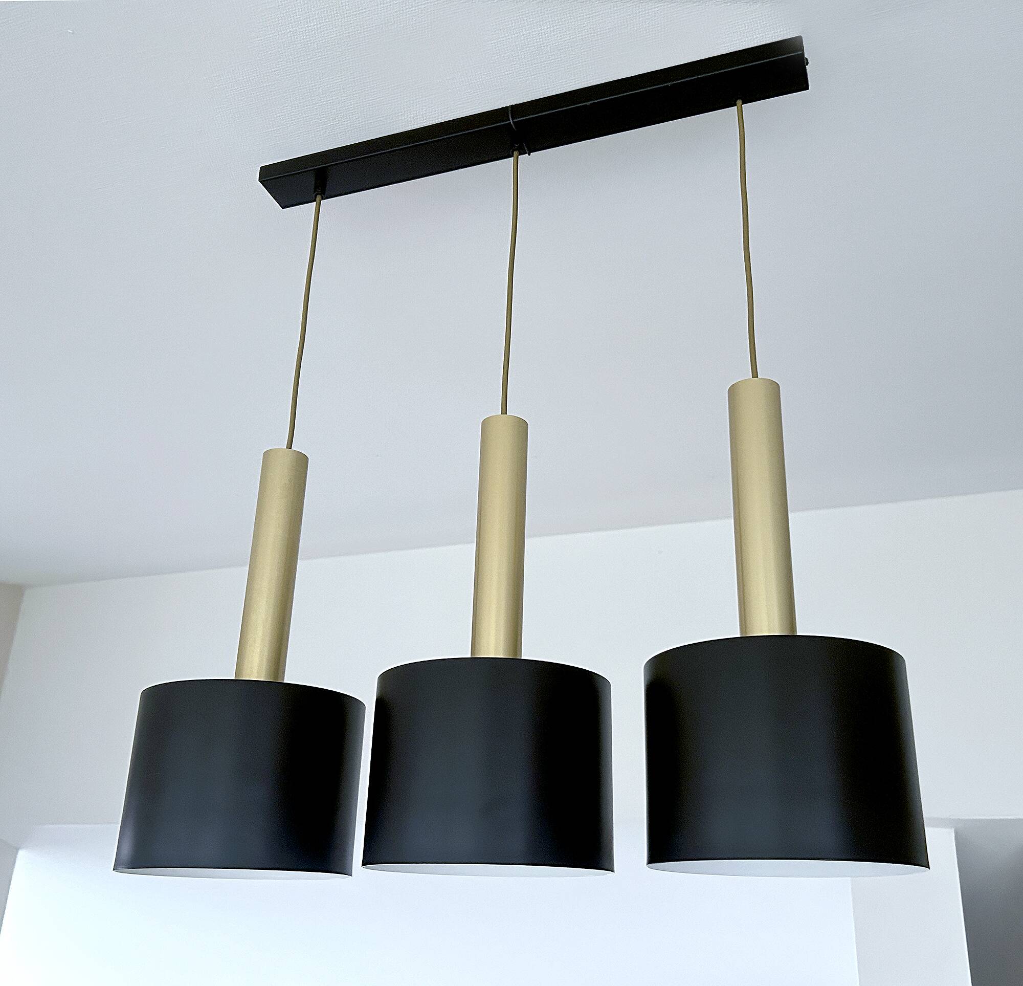 Suspension design vintage avec abat-jour vert et structure métallique