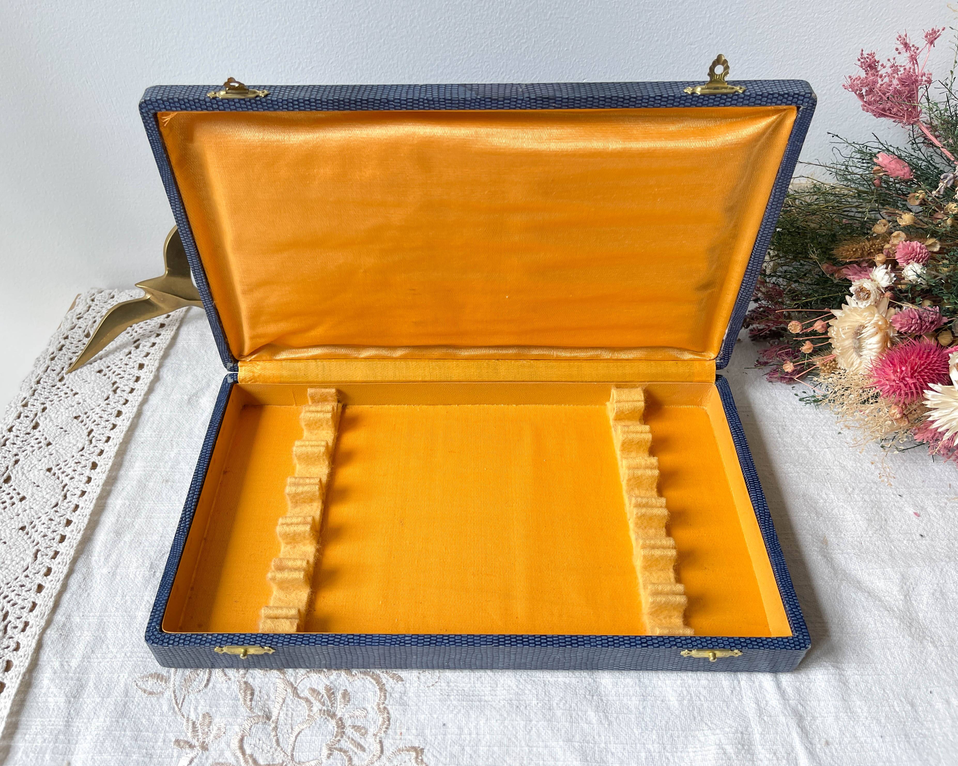 12 vintage Pradel stainless steel bakelite knives