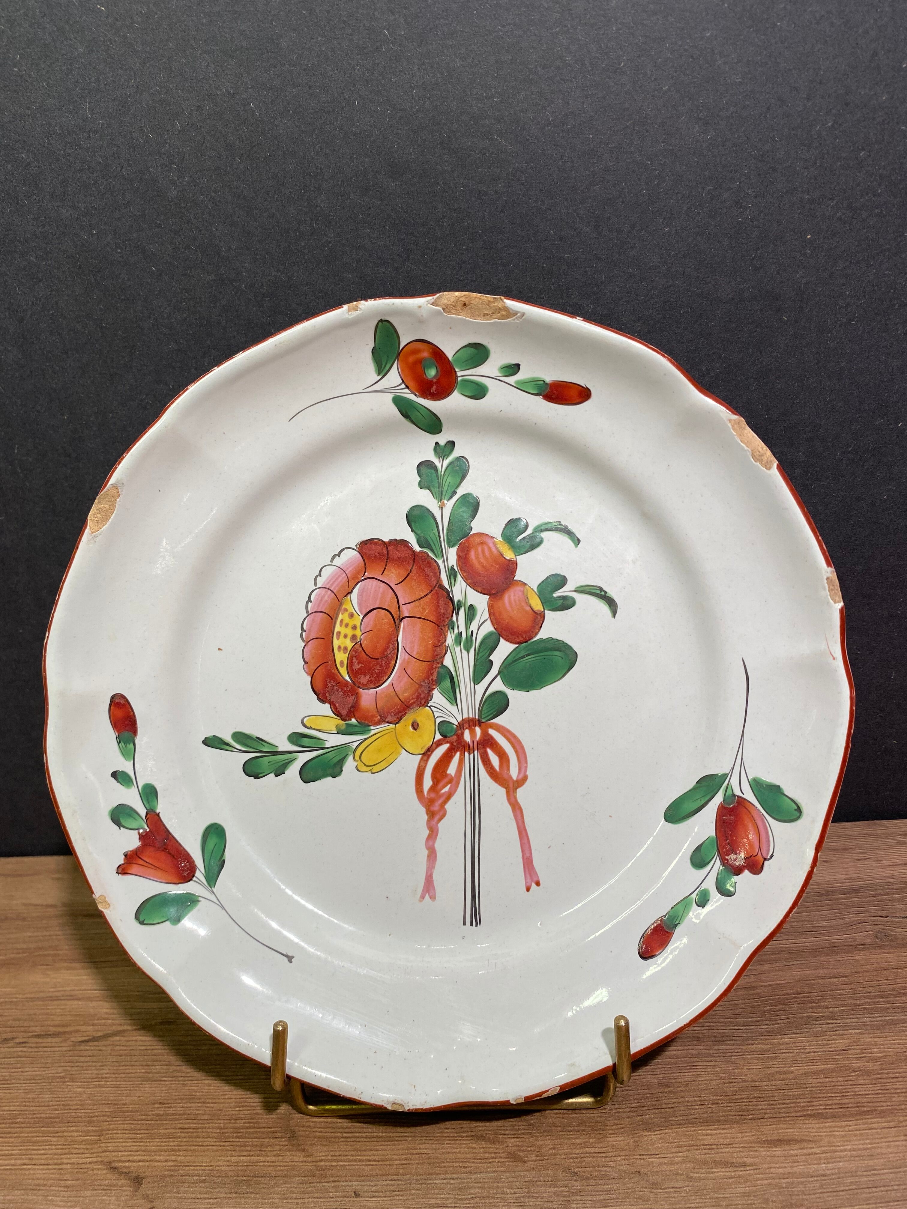 Assiette en faïence de l'Est XVIII-XIXe, décor floral enrubanné